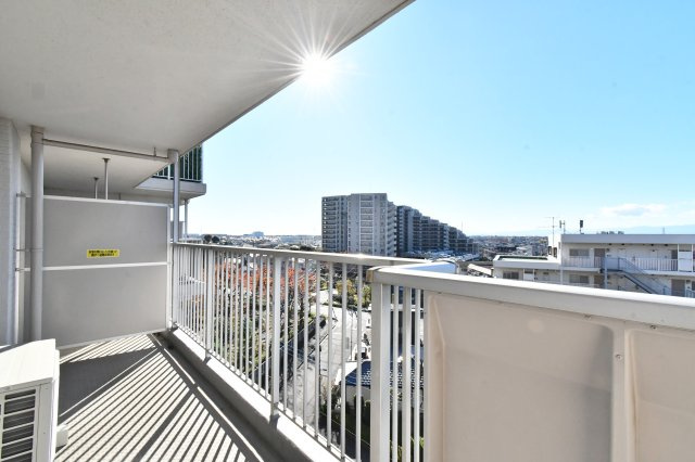 パーク上尾弐番館のバルコニー|空気の澄んだ日にはバルコニーからは富士山を眺める事ができます。周辺の建物より高い階に位置しておりますので、陽当り・眺望も確保されております※未来永劫保証するものではございません。