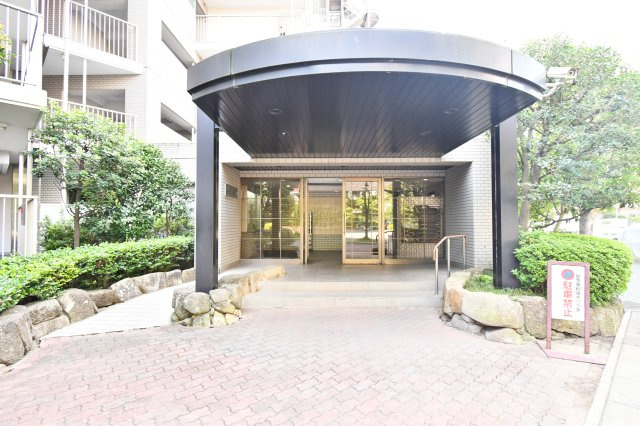 パーク上尾弐番館のエントランス|『物件を今日見てみたい』など、当日のご案内も可能です。 近隣・同条件などの物件もまとめてご紹介も可能です。内覧希望は０１２０－６５５－６２０（通話無料）にお気軽にご連絡下さいませ。