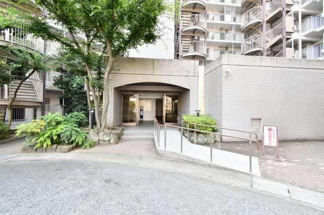パーク上尾弐番館のその他|エントランス☆彡スロープ付きですので、ベビーカーも押したまま出入りできるのでラクラク♪【即日OK】内見希望・資金計画相談等、ご気軽にご連絡ください。当社には住宅ローンアドバイザーも在籍しております！