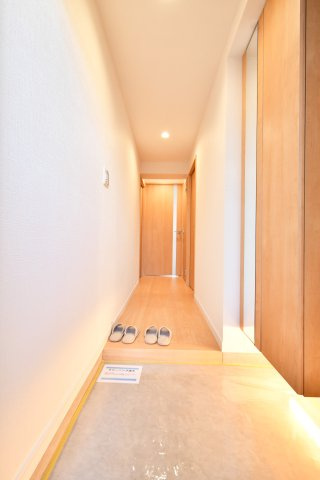 パーク上尾弐番館の玄関|トールサイズのシューズボックスですので、ご家族分の靴がしっかり収納する事ができます！ブーツや長靴などの季節ものや、高さのあるヒールなどもまとめて収納できるのが嬉しいポイントです（●＾o＾●）