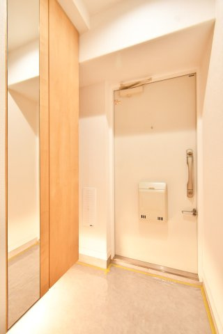 パーク上尾弐番館の玄関|大きなシューズボックス新規設置で、ご家族の靴がたっぷり収納できます♪姿見付きで、お出かけ前の身だしなみチェックも確認できます！人感センサー搭載ですので、お戻りの際にも明るい玄関がお出迎えします♪