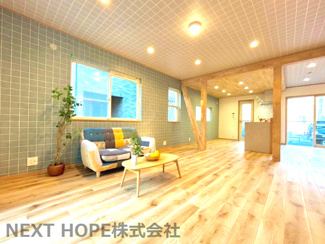【居間・リビング】 | 宝塚市末成町中古戸建 | LDKは広々約22帖の大空間です♪休日もご家族でゆったり過ごせる癒しの空間です！！ぜひ現地でご確認ください！！お気軽にネクストホープ不動産までお問い合わせを！！