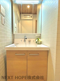 【独立洗面台】 | 宝塚市末成町中古戸建 | 新品の洗面化粧台です♪シャワー水栓で使い勝手も良いです！！鏡は三面鏡です！