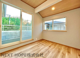 【洋室】 | 宝塚市末成町中古戸建 | 2階洋室です♪二面採光の明るく開放的な居室です！令和7年8月室内リフォーム済み！お待たせ無しで即ご入居していただけます！