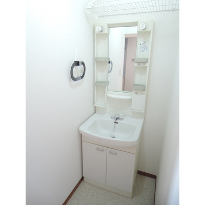 【洗面所】 | 湘南(新)パラシオン | 明るい洗面所です