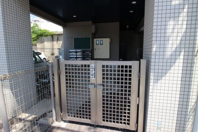 リアライズ塩屋のエントランス