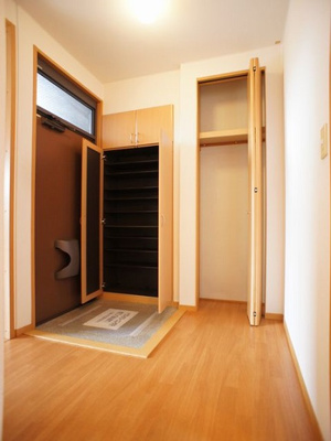 【玄関】 | レジデンス・ノヴァＢ | シューズボックスと玄関先収納があります♪