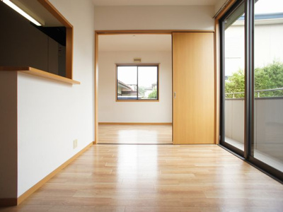 【居間・リビング】 | レジデンス・ノヴァＢ | 南側洋間日当たり良好！便利な室内物干しが付いています♪