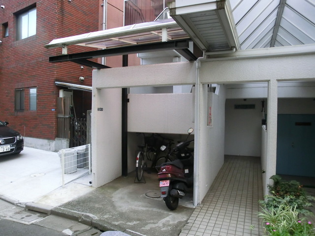 メゾン類光のエントランス|自転車、バイク置けます。