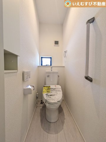 GRAFARE　行田市矢場のトイレ|シンプルで清潔感のあるトイレ
窓付きで明るく、お掃除しやすいシンプルな空間♪