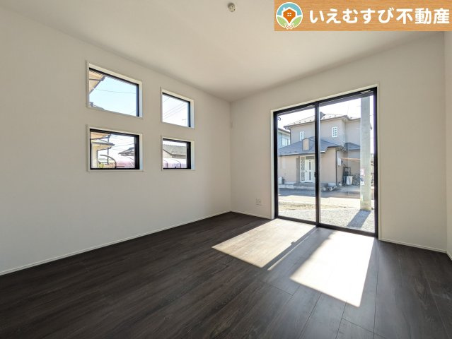 GRAFARE　行田市矢場の洋室|ぬくもりのある色合いでシンプルな洋室
日当り良好で明るい洋室！大容量のウォークインクローゼット付き♪