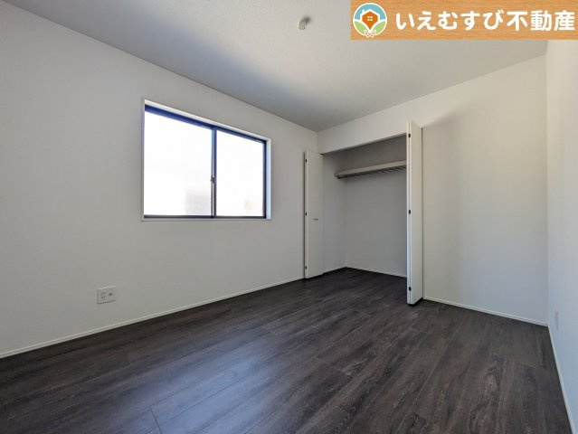 GRAFARE　行田市矢場の洋室|ナチュラルな色合いでシンプルな内装
シンプルな内装のお家なので飽きが来ずコーディネートも楽しそうですね♪