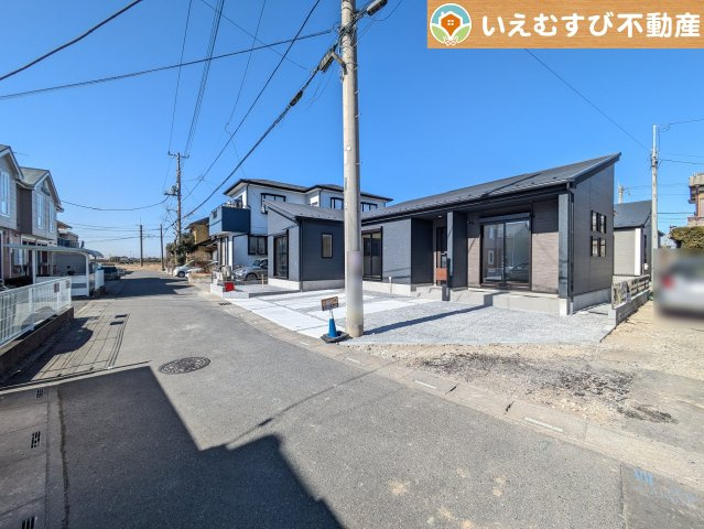 GRAFARE　行田市矢場の前面道路含む現地写真|南東角地で開放的
ゆとりの広さの前面道路でお車の出し入れ楽々♪南東角地で日当り良好！