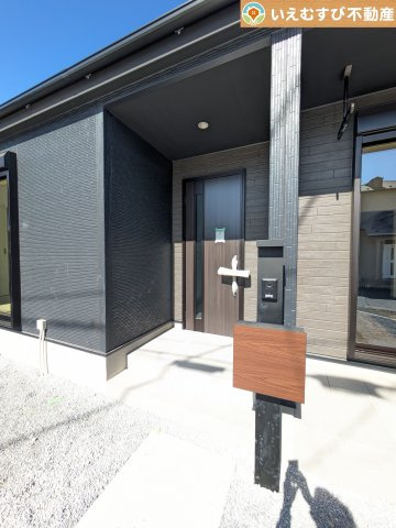 GRAFARE　行田市矢場のエントランス|落ち着いた色づかいのエントランス
駐車場からアクセスの良いエントランス。雨の日や荷物が多くても安心の動線♪
