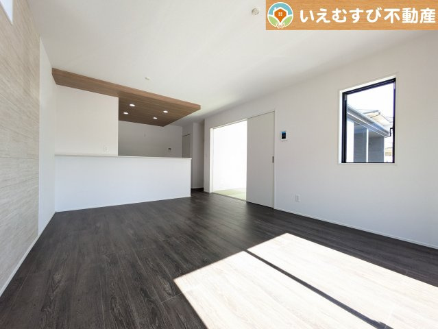 GRAFARE　行田市矢場の居間・リビング|開放感と家族との距離感にこだわったＬＤＫ
採光たっぷりのリビングで休日には家族みんなでくつろげそうですね♪