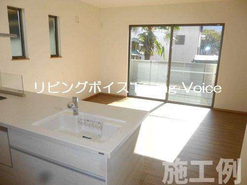 【居間・リビング】 | 【仲介手数料０円】小田原市東町5丁目　新築一戸建て | 小田原市東町5丁目　新築一戸建て