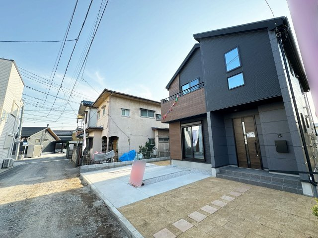 【前面道路含む現地写真】 | 富士見市上沢1丁目　新築一戸建住宅　全1棟　(ふじみ野店) | カースペースは間口が広く駐車ラクラク！
