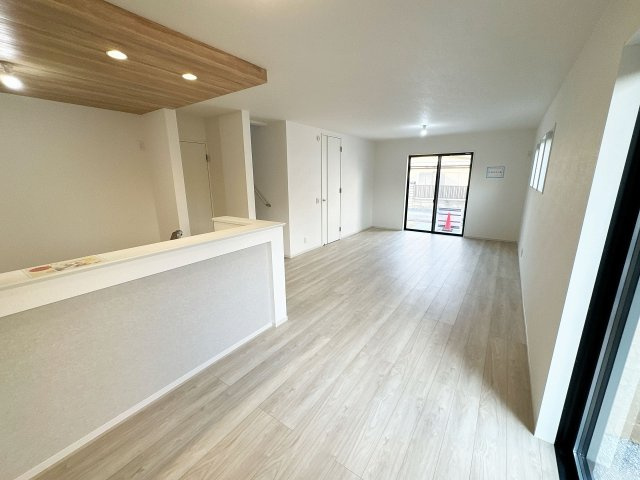 【居間・リビング】 | 富士見市上沢1丁目　新築一戸建住宅　全1棟　(ふじみ野店) | 20帖の広々LDK、ゆったりとしたリビングは家族の憩いの場にぴったりです！