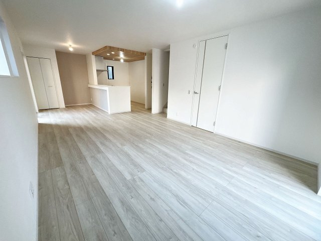 【居間・リビング】 | 富士見市上沢1丁目　新築一戸建住宅　全1棟　(ふじみ野店) | 明るい陽が差し、家具が配置しやすい間取りです。