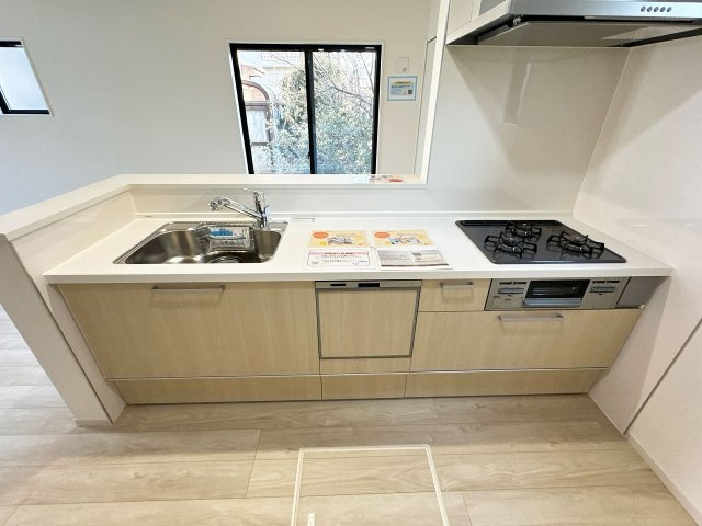 【キッチン】 | 富士見市上沢1丁目　新築一戸建住宅　全1棟　(ふじみ野店) | リビングの様子が見渡せる人気の対面式キッチンです。