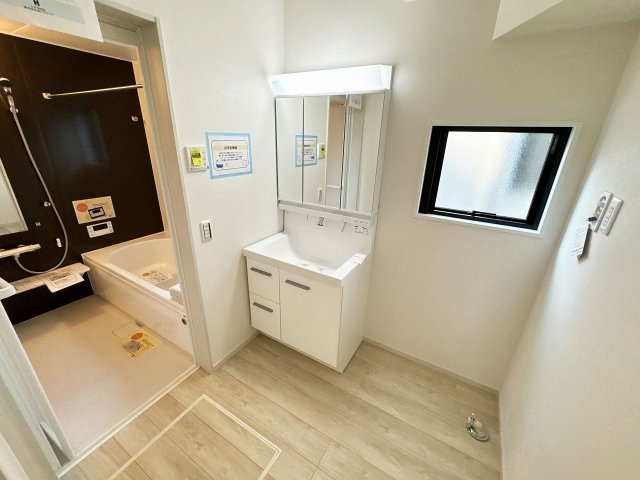 【独立洗面台】 | 富士見市上沢1丁目　新築一戸建住宅　全1棟　(ふじみ野店) | 身支度に便利な3面鏡のシャワー付き洗面台完備！