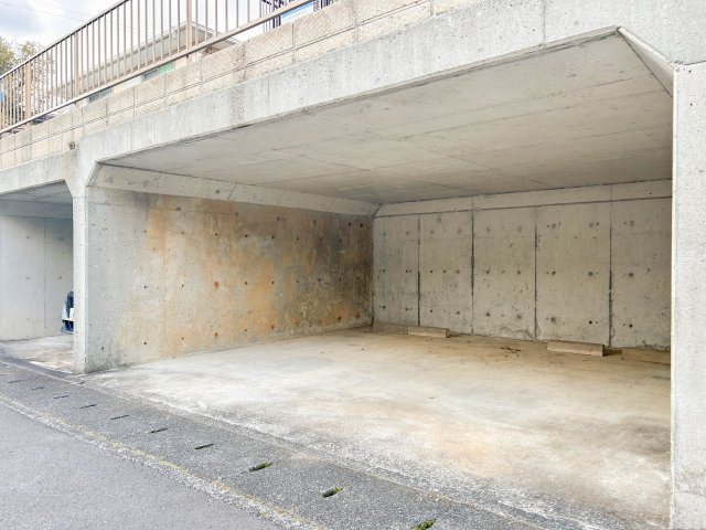 【駐車場】 | 裾野市茶畑 中古住宅 XH05792 | 裾野市茶畑　車庫　リフォーム後