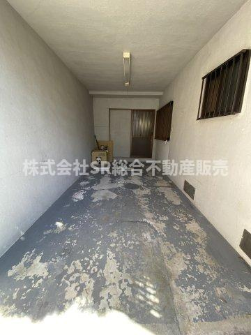 菱江1丁目中古戸建の駐車場|シャッター付き車庫（幅・2.45ｍ、奥行・4.8ｍ、高さ・2.4ｍ）があり、雨風から大事なお車を守れます！雨に濡れずにお家に出入りできるのも便利です♪