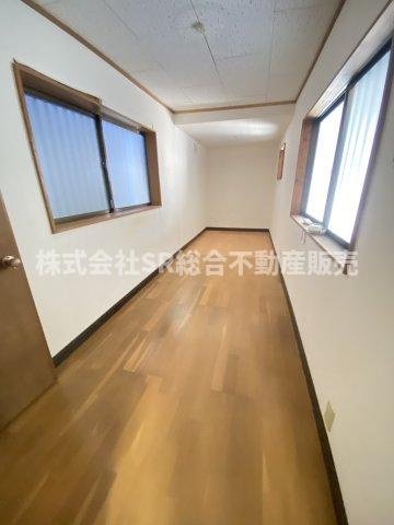 菱江1丁目中古戸建の洋室|1F6.8帖の縦長のお部屋です！一部屋を収納として、お子様の遊び場としても使えます♪