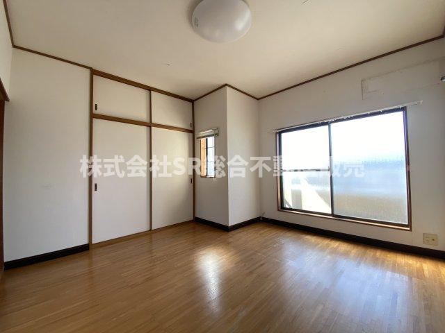 菱江1丁目中古戸建の子供部屋|大きな窓から採光がたっぷり入ります♪子供部屋ににいかがでしょうか。