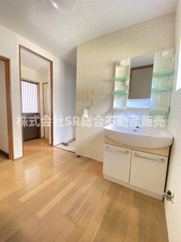 菱江1丁目中古戸建の脱衣所|室内洗濯機置場もあり明るくて広めの脱衣場です！