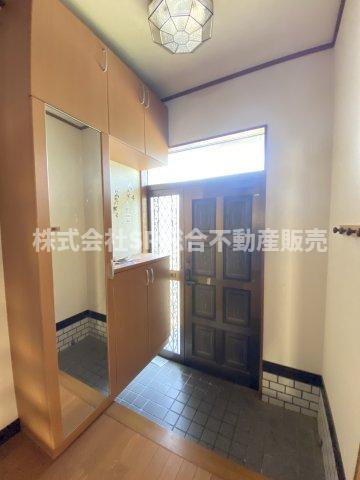 菱江1丁目中古戸建の玄関|姿見付のシューズボックスがあり、身だしなみチェックができます！