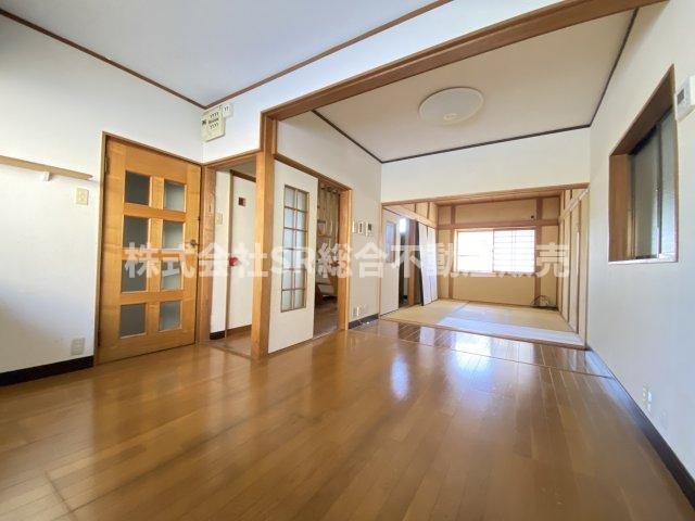 菱江1丁目中古戸建の居間・リビング|ゆったりとしたリビングです