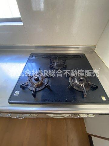 菱江1丁目中古戸建のキッチン|３口コンロ、グリル付きです！