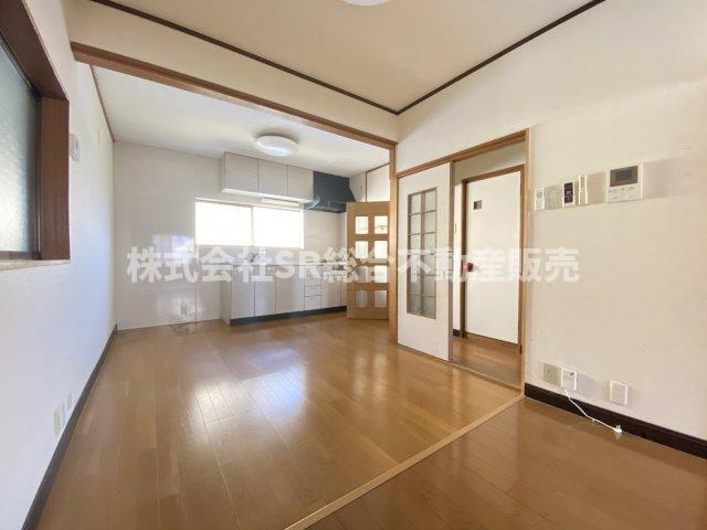 菱江1丁目中古戸建の居間・リビング|10帖のリビング♪隣の和室との仕切りを失くせば開放感のあるゆったりとした空間になります！