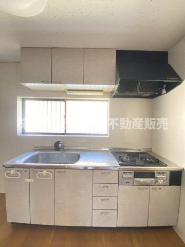 菱江1丁目中古戸建のキッチン|上下に収納があり、明るくて快適にお料理できます♪