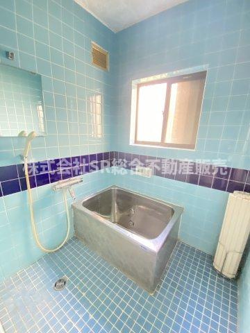 菱江1丁目中古戸建の浴室|お風呂には窓もあり、換気がバッチリとできます☆体を洗うスペースが広めです。