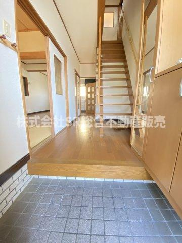 菱江1丁目中古戸建の玄関|玄関にはシューズボックスもあり、広く使えます♪