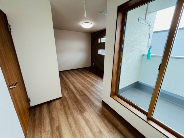 第1期の洋室|〇3号棟　8.7帖　主寝室〇
バルコニー面するクローゼット付き主寝室。バルコニーへ出入りすることが出来るのでお布団を干す際にとても便利です♪
2025年10月撮影