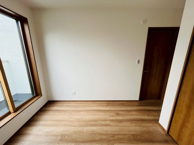 第1期の洋室|〇3号棟　8.7帖　主寝室〇
バルコニーに面した洋室は日当たり良好です。クローゼットもご用意♪たっぷりの収納スペースで住空間もスッキリ広々♪
2025年10月撮影