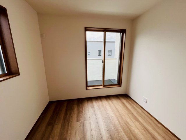 第1期の洋室|〇3号棟　5.1帖　洋室〇
窓から明るい日差しが差し込みます。
2025年10月撮影