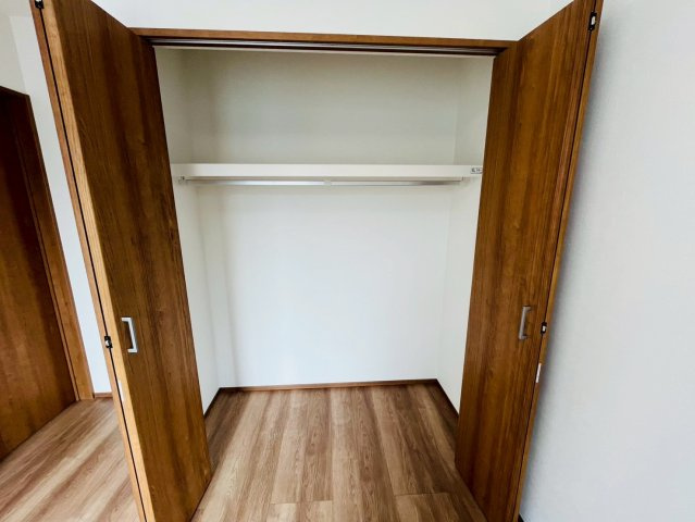 第1期の収納|〇3号棟　6帖　洋室〇
枕棚とパイプハンガー付きの収納です♪
2025年10月撮影