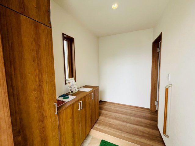 第1期の玄関|〇3号棟　玄関〇
お家の顔にもなる明るい玄関。シューズクロークにご家族分の靴をしまうことができるので、いつでもスッキリ綺麗な玄関を保てます♪
2025年10月撮影