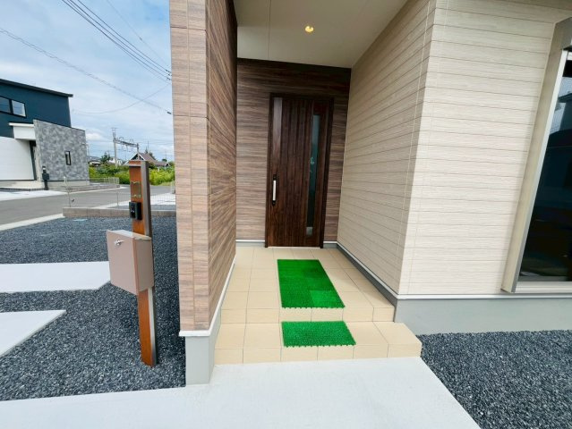 第1期の玄関|〇3号棟　玄関〇
玄関ポーチには屋根がついておりますので傘置きなど置いてもいいですね(^^)/
2025年10月撮影