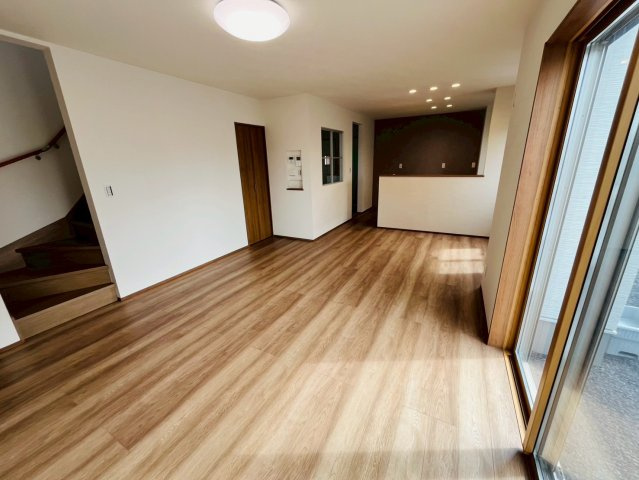 第1期の居間・リビング|〇3号棟　リビング〇
落ち着きのある木目調目のリビング。対面キッチンなので、家族との会話を楽しみながら料理を作ることができます♪
2025年10月撮影