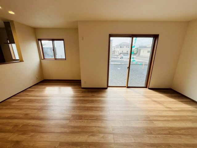 第1期の洋室|〇3号棟　リビング〇
圧巻の18.7帖LDK♪キッチンから視線が通るリビングダイニングは自然とコミュニケーションが生まれ家族が集まる空間に。
2025年10月撮影