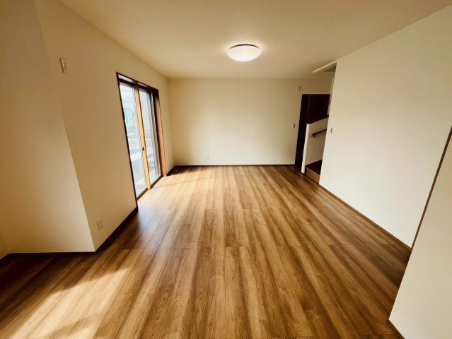 第1期の洋室|〇3号棟　リビング〇
窓から明るい日差しが差し込みます♪
2025年10月撮影