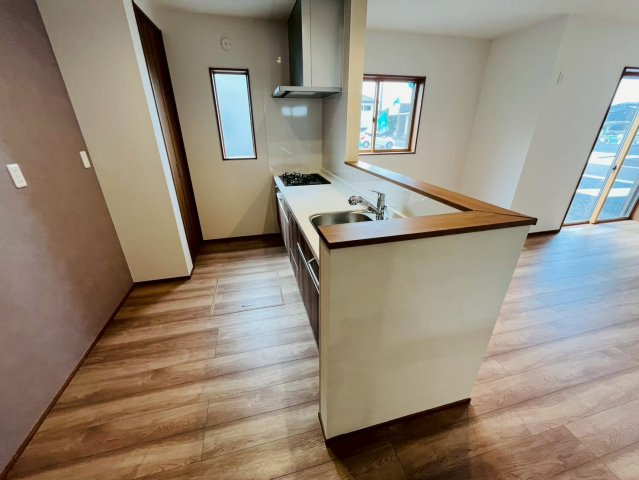 第1期のキッチン|〇3号棟　キッチン〇
お料理をしながら、後片付けをしながら会話がはずむ対面キッチン♪リビングが見渡せるので小さいお子様がいても安心です（＾＾）
2025年10月撮影