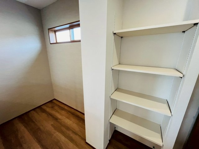 第1期の収納|〇3号棟　キッチン〇
キッチンパントリー付き♪食材の保存やお気に入りのキッチン用品、食器などしまっておくことができます（＾＾）
2025年10月撮影