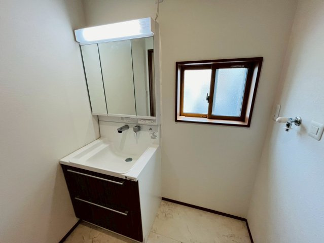 第1期の独立洗面台|〇3号棟　洗面所〇
三面鏡の洗面化粧台！お出かけ前のチェックにも大活躍♪
2025年10月撮影