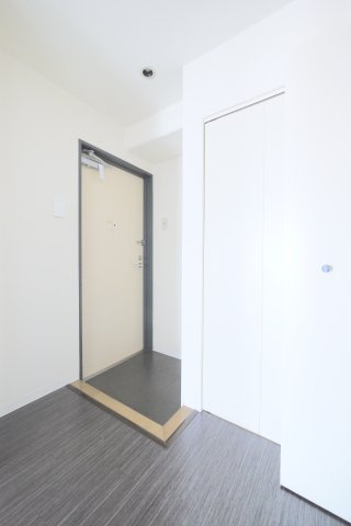 セシルタワーの玄関|※写真は別の部屋のものです。